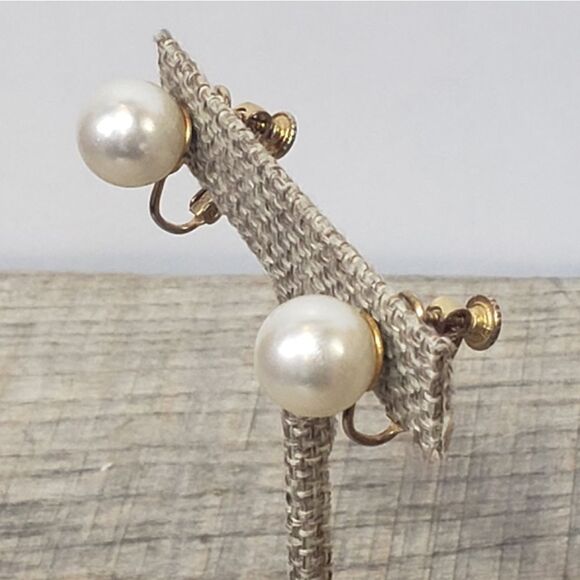 VINTAGE Screw-back Faux Pearl Earrings - Picture 1 of 6